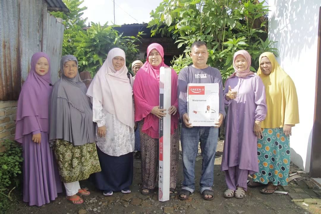 Sri Rezeki Serahkan Bantuan Mesin Pemotong Rumput, Dorong Gotong Royong dan Kebersihan Lingkungan